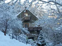 The Loft at Brooklinn Mill, stunning riverside apartment in converted mill Hotels in 