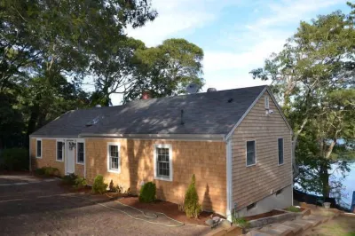 ⭐️ STUNNING WATERFRONT ⭐️Pet Friendly 3BDRM/2BTH*FIREPIT*KAYAKS*GAS FIREPLACE* 1736 Josiah Dennis Manse Museum 주변 호텔