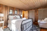 Wolf Laurel Cabin Near Big Bald. Hike the Appalachian Trail. Long Range Views.