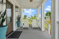 Sleeps 10, Pet Friendly, Fully Fenced Back Yard!