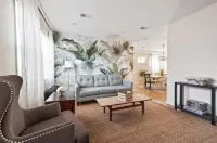 Two floor Urban Oasis: King Bed Near NYC Train