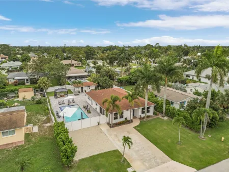 Vanderbilt Villa - 5bd, 3bth home & pool house near Vanderbilt Beach