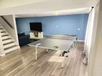 Modern Home, Sleeps 10, Near Downtown and VU, over 2000 Sqft Hotels in Center Township