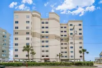 Ocean front penthouse 2bed, 2bath newly renovated. Beautiful ocean front views! Hotels in 