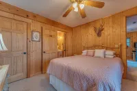 Beautiful Lake Front Log Cabin with Dock - 3-Star