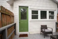 Mins to UK- Rupp- Kroger Field-  Blocks away to UK & ST Joes Hospital-