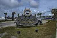 Walk to Old St Andrews from cozy bungalow on Lake Huntington: The Crow’s Nest Hotels in Panama City