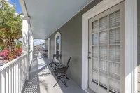 Garden District Upscale Home w/Gated Off-Street Parking & Streetcar Access