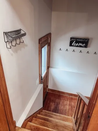 Lucky 7s Bungalow with hot tub Отели в г. Понтиак