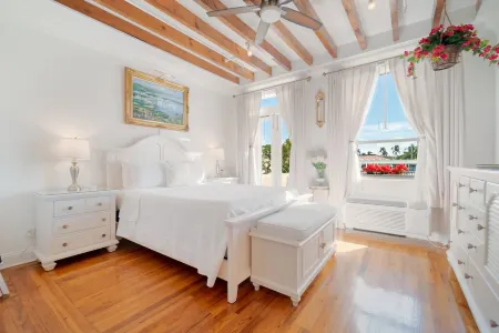 Ultimate Palm Beach Island with Grande Terrace Отели в г. Палм-Бич