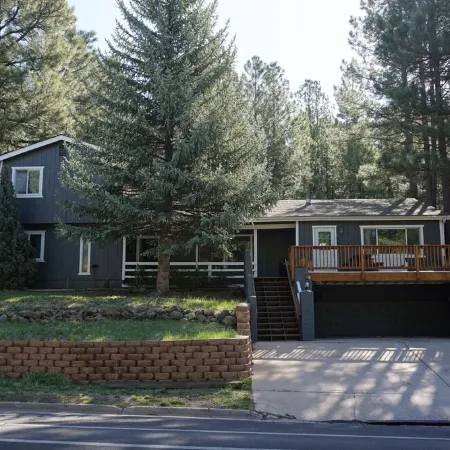 Flagstaff; Big house with Hot Tub Close to downtown, Secluded in the cool pines.