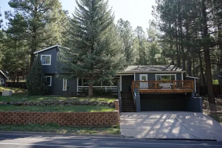 Flagstaff; Big house with Hot Tub Close to downtown, Secluded in the cool pines. Отели рядом с достопримечательностью «Обсерватория Лоуэлла»