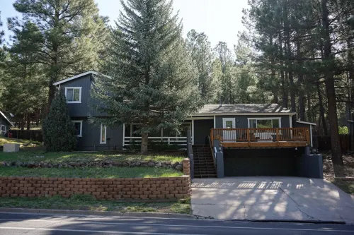 Flagstaff; Big house with Hot Tub Close to downtown, Secluded in the cool pines. - Balkon