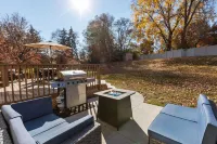 Stunning 5 BR,  2 King Bed, 2 Garage, 4 BTH Family Friendly Home with Hot Tub