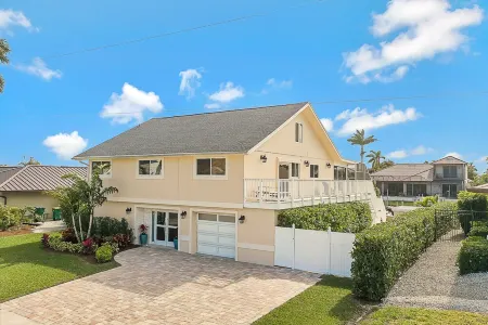 Luxury WaterFront Pool Home, Beach Parking, Kayaks SUP's Bikes Pool/PingPong Tbl Отели рядом с достопримечательностью «Парк Каксамбас Бот»