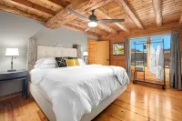 Log Home on Beaver Lake, Big Views, Big Fun!! Hotels in 
