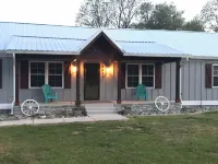 Peaceful Farmhouse on Horse Farm - 20 miles from the Beach !