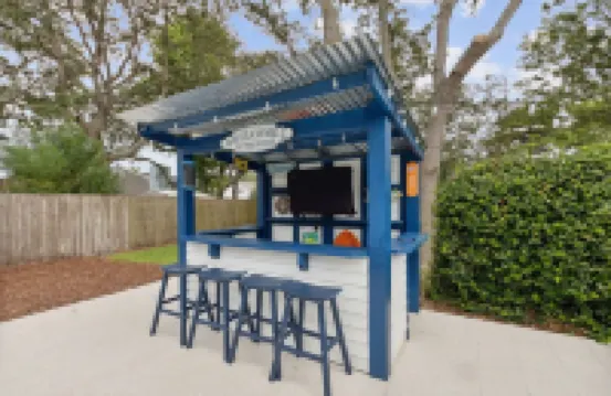 Pool & Hot Tub! Pool Bar! Bikes! 4 Min to Beach! Arcade Games! Golf Cart!!