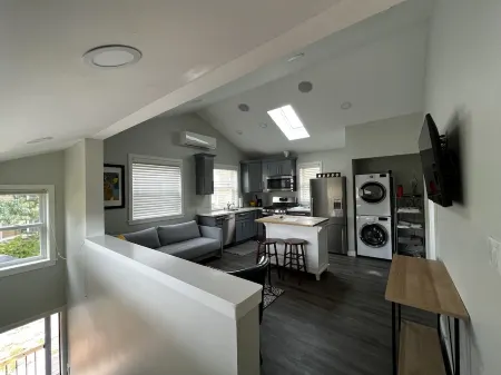 Close to Children's hospital, parks, trails and UW, 1 bed/1 bath Отели рядом с достопримечательностью «Парк Мэттьюс Бич»