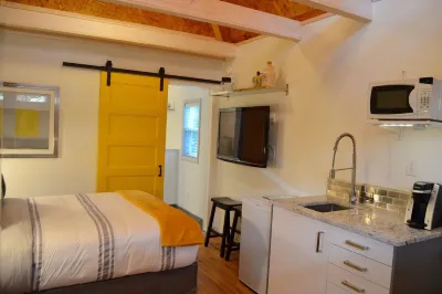 Yellow door carriage house Hotel in zona Cockspur Island Lighthouse