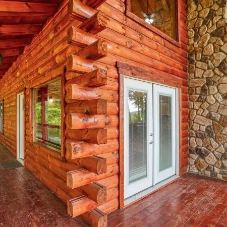 Beautiful ,spacious log cabin. Close to all the attractions in the Hocking Hills