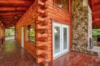 Beautiful ,spacious log cabin. Close to all the attractions in the Hocking Hills