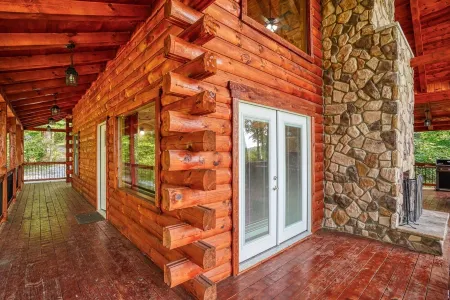 Beautiful ,spacious log cabin. Close to all the attractions in the Hocking Hills