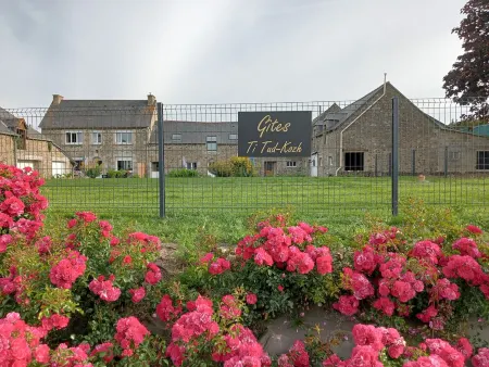 Gîtes Ti Tud-kozh à Pluduno, Côtes D'armor, Bretagne. Location "Le Guébriand" Отели в г. Плюдюно