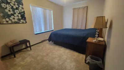 Quiet country feeling in the city. 3 bed 2 bath. Hotel dekat Historic Jackson County Truman Courthouse/Truman Courtroom/Jackson Art Museum