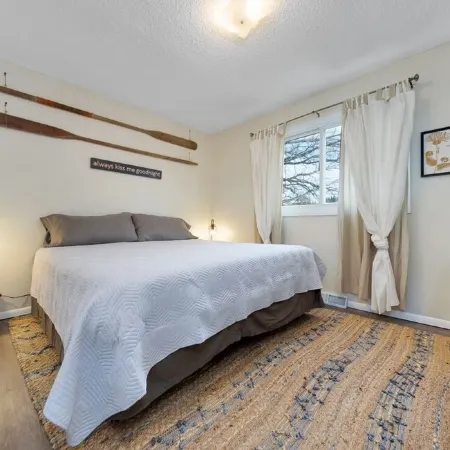 Steps from DOWNTOWN! COZY 5 bedroom Bungalow!