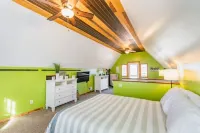 "Eagle's Cliff" at Lake Cumberland. Relaxing Beautiful Front Porch Lake View! Hotels near Lee's Ford Resort Marina