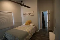 Lake front - 2 bedroom, 1 loft home with hot tub Отели рядом с достопримечательностью «Aurora Dora»