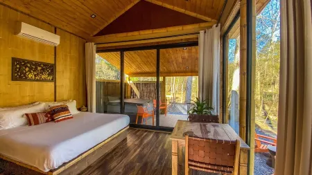 Kenya Safari Lodge w/ hot tub- Four Fillies Lodge