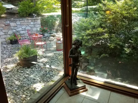 Harmony Lodge nestled in wooded tranquility!