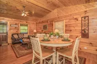 Fall Foliage ~ Close 2 Attractions - Hot Tub - Firepit - King Suite - Flat Drive