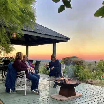 NEAR MONTVILLE ... LATE CHECK-OUT ON SUNDAYS OF 5pm ... when booking a weekend Отели рядом с достопримечательностью «Mapleton Observatory»