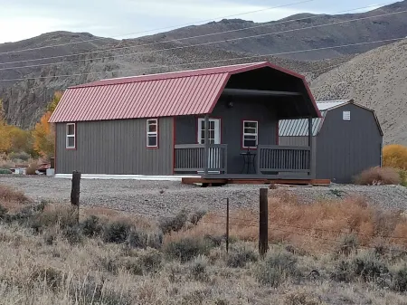 Starry Night Cabin 1-Bedroom with Loft and Mountain Views on US 93