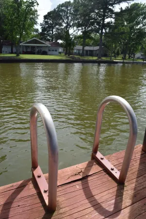 Beautiful Lakefront Getaway on Cedar Creek Lake