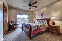 Beautiful home with lots of room. Large deck and amazing hot tub. Các khách sạn gần Checkerboard Mesa