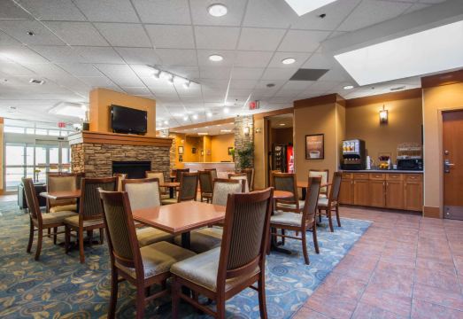 이코노 로지 인 & 스위트 유니버시티 내부 예시