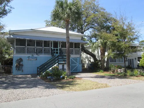 Historic raised Tybee cottage, very cool, comfortable and oh so Tybee!