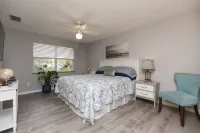 Cozy, 2nd floor apt 5 min walk to bch. PET friendly. FREE bottle of PROSECCO