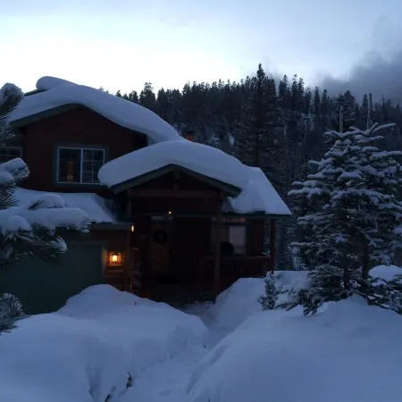 Luxury Mountain Cabin  overlooking Cascade Creek  7th nite FREE