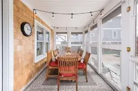 Quintessential New England Home on Private Beach -  Privatzimmer