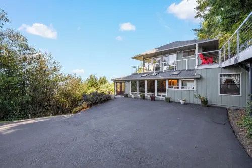 Amazing panoramic views and deck to watch from