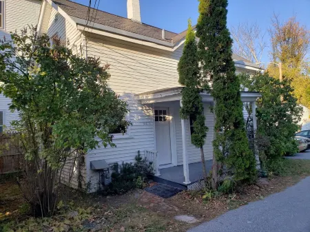 Modern Carriage house 2 blocks from Church Street