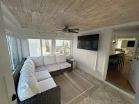 Location location location - renovated 2-bedroom condo on Long Sands Beach Hotels in Cape Neddick