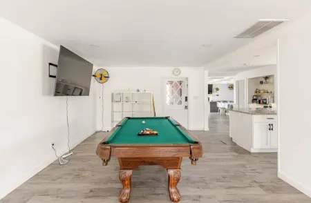 Fantastic Brickhouse sleep 12 plus, near MSU, Bass pro, Springfield downtown! Отели рядом с достопримечательностью «Discovery Center of Springfield»