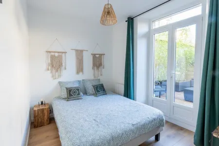 Suite Basquiat - 2 Personnes A 2 Minutes à Pieds de L'avenue de Champagne ! Отели рядом с достопримечательностью «Moet & Chandon»