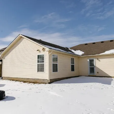 "The Dawning House" - Peaceful Modern Stay w/ Yard